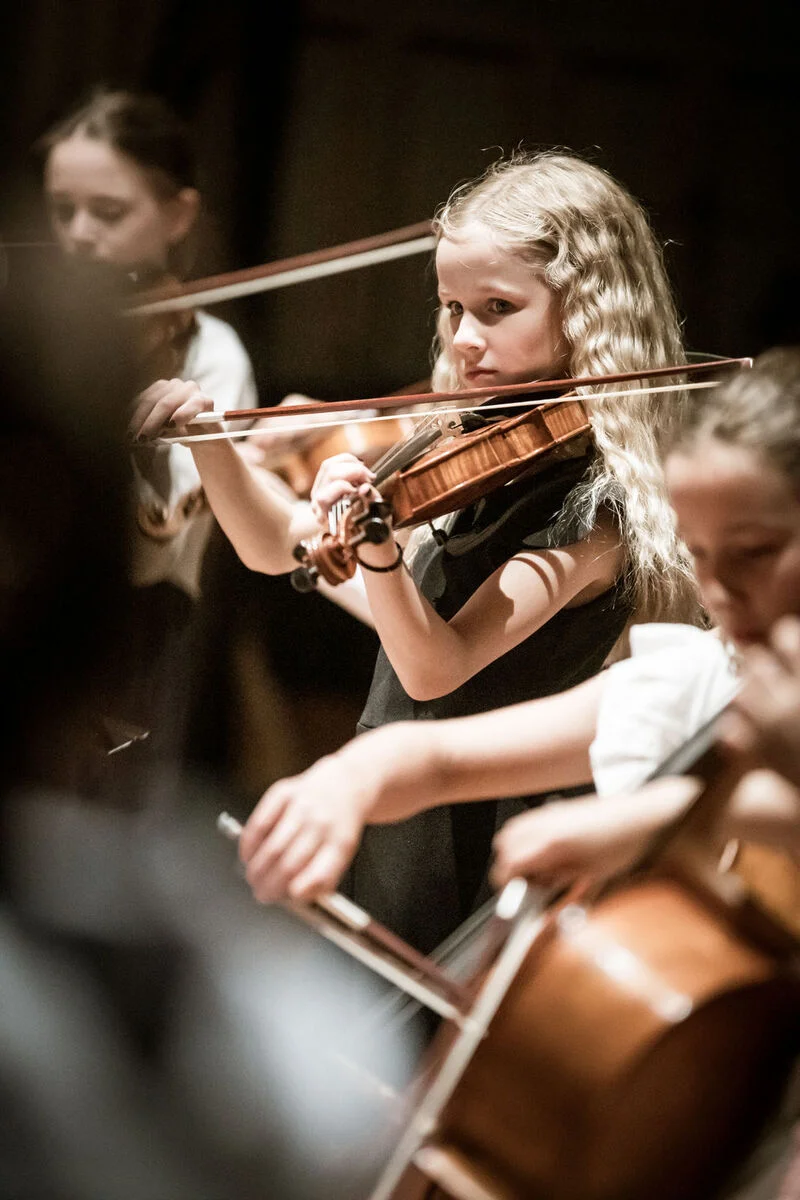 Gemeinschaft_Mädchengruppe_beim_Violine_Cello_spielen